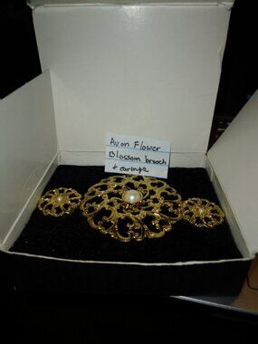 Vintage 1992 Avon "Flower Blossom" Gift Set - Gold-Tone Filigree Brooch &